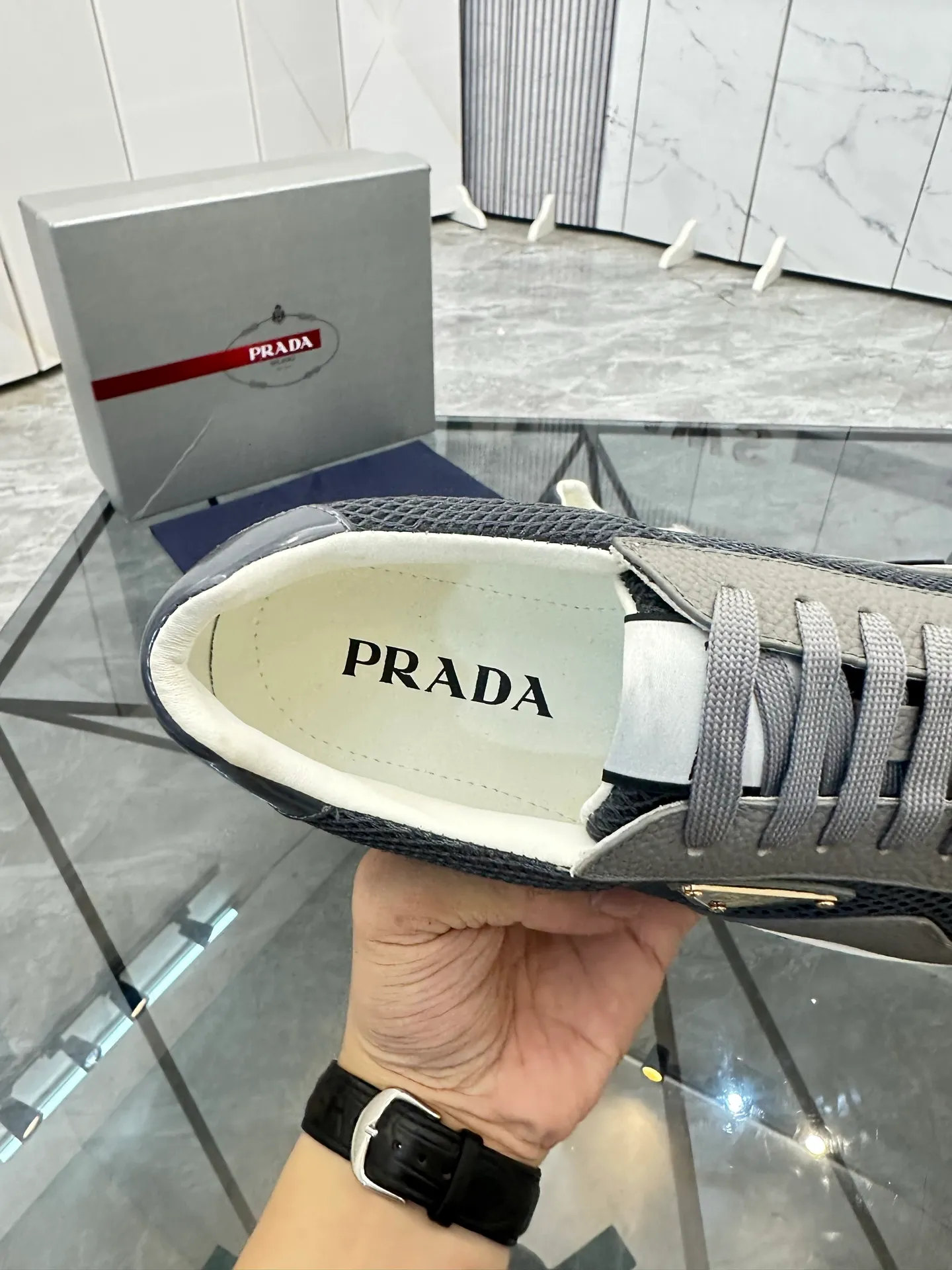 Men's shoes: 💰P600¥ High-end top quality Product trademark: Prada *"Prada*" low-top casual shoes Regular size: 38-45 (can be customized to 46) Product materials: imported first-layer cowhide stitching original material on the upper, water-dyed cowhide lining, cowhide foot pads, original outsole. No.: 001